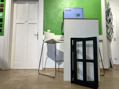 Beratungsplatz mit kleiner Lofttür im Vordergrund