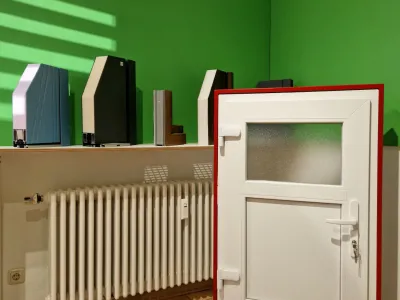 Auswahl an Profilecken und einer Minitür als Anschauungsobjekt